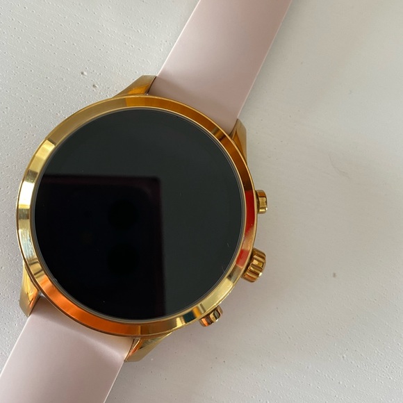 MICHAEL KORS Access Gen 4 Runway Smartwatch (GOLD)
w/ Additional Silicone Band - Picture 14 of 16